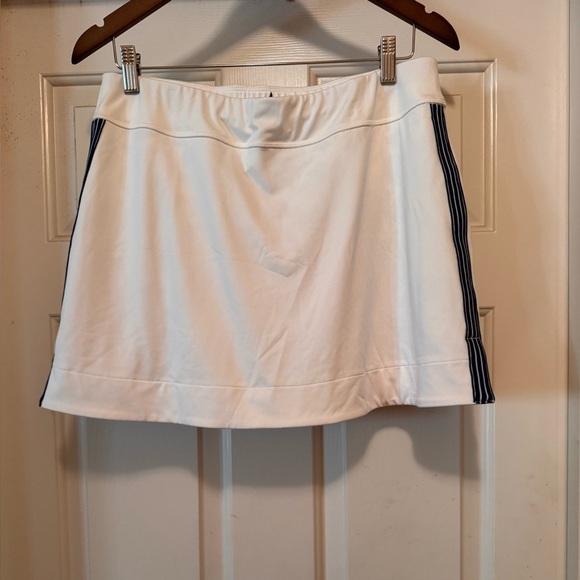 Tuckernuck Dresses & Skirts - Tuckernuck White Wildflower 14” Elena Tennis Skirt Size Large NWT